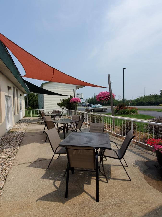 Voyager Inn Saint-Ignace Extérieur photo
