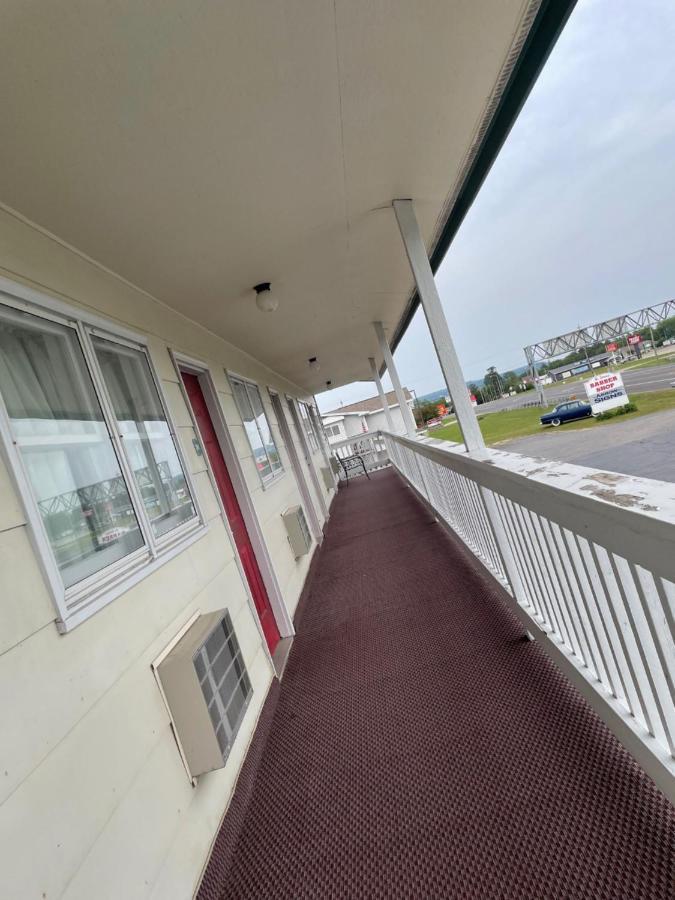 Voyager Inn Saint-Ignace Extérieur photo