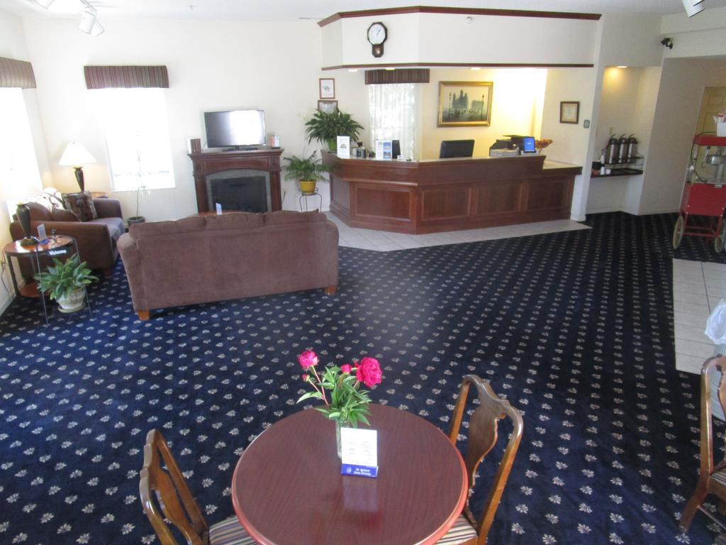 Voyager Inn Saint-Ignace Extérieur photo