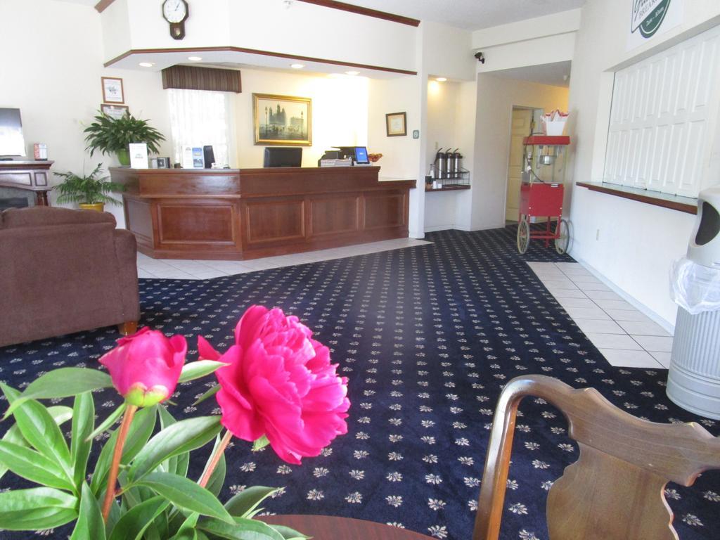 Voyager Inn Saint-Ignace Extérieur photo