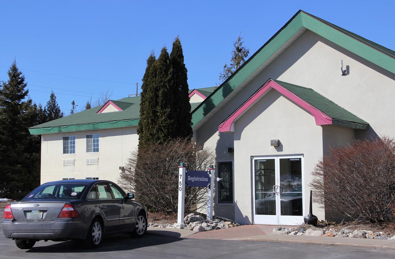Voyager Inn Saint-Ignace Extérieur photo