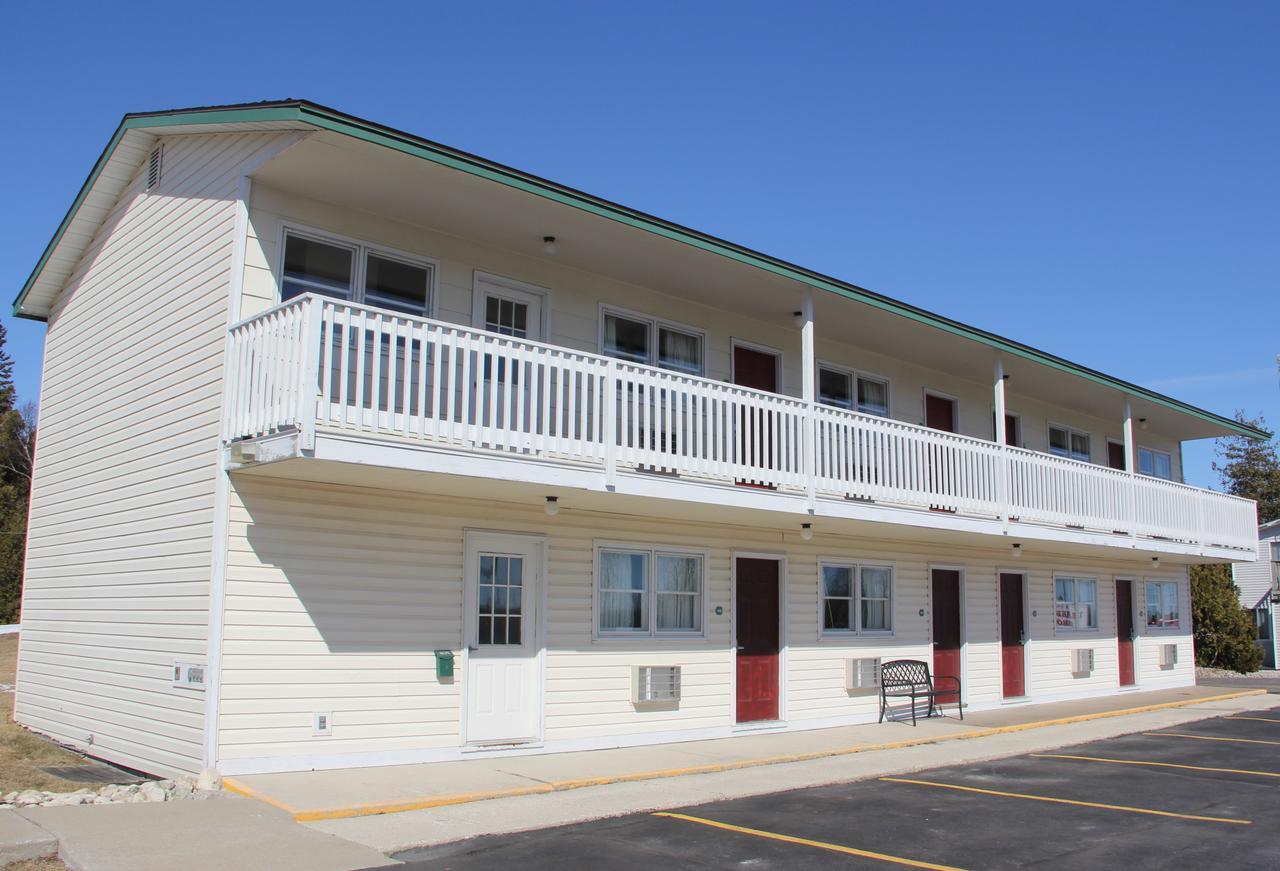 Voyager Inn Saint-Ignace Extérieur photo