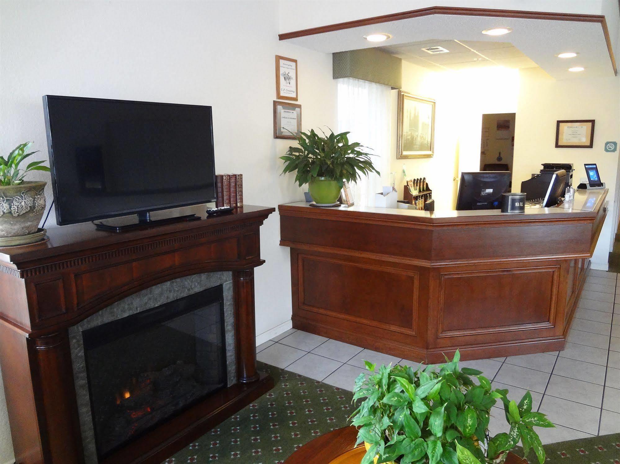 Voyager Inn Saint-Ignace Extérieur photo
