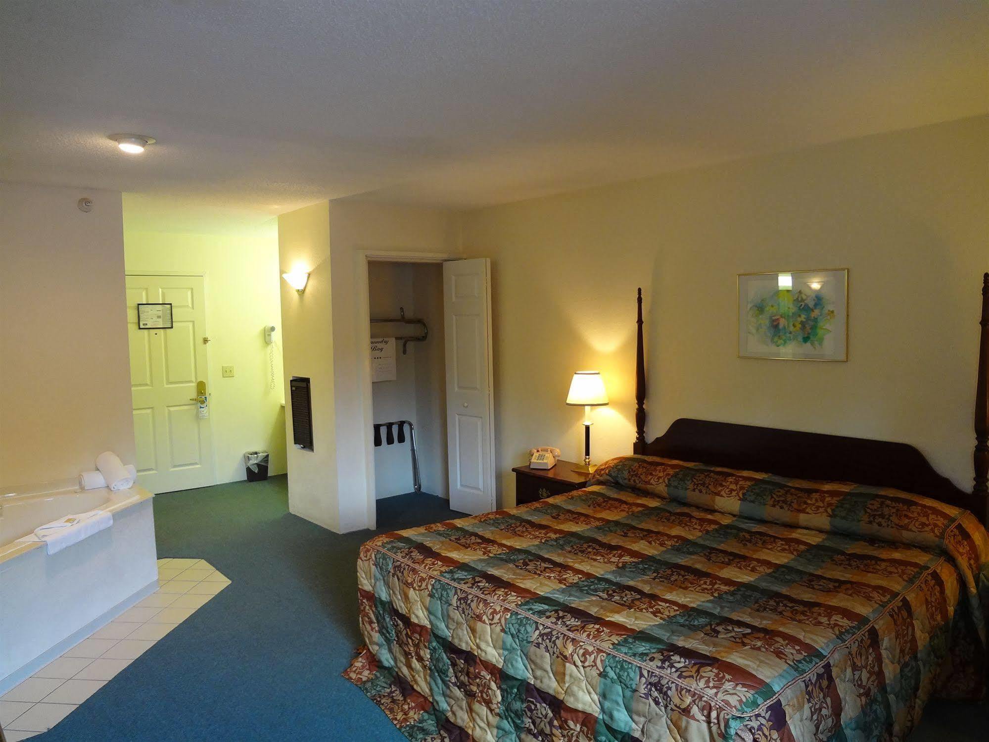Voyager Inn Saint-Ignace Extérieur photo