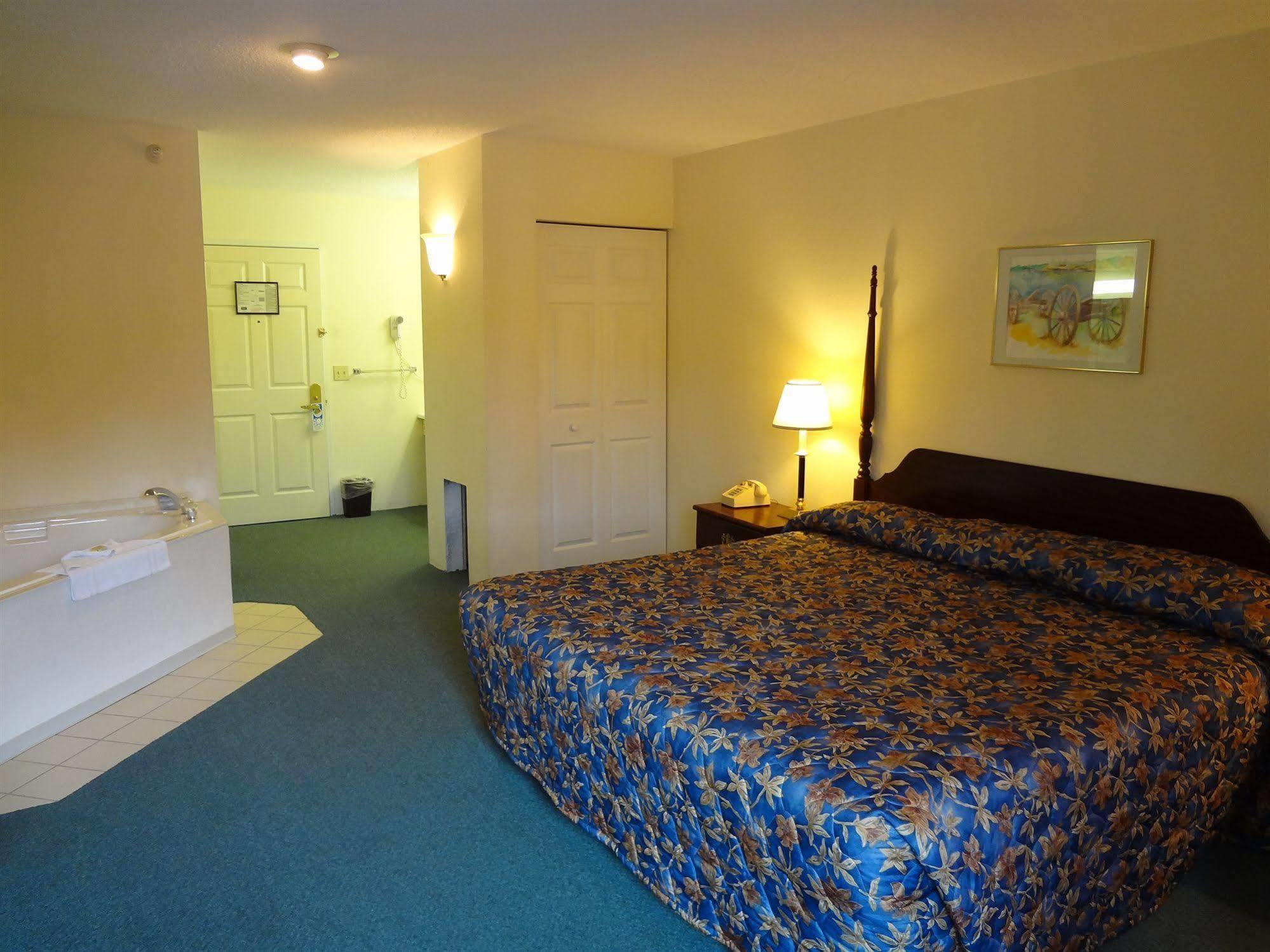 Voyager Inn Saint-Ignace Extérieur photo