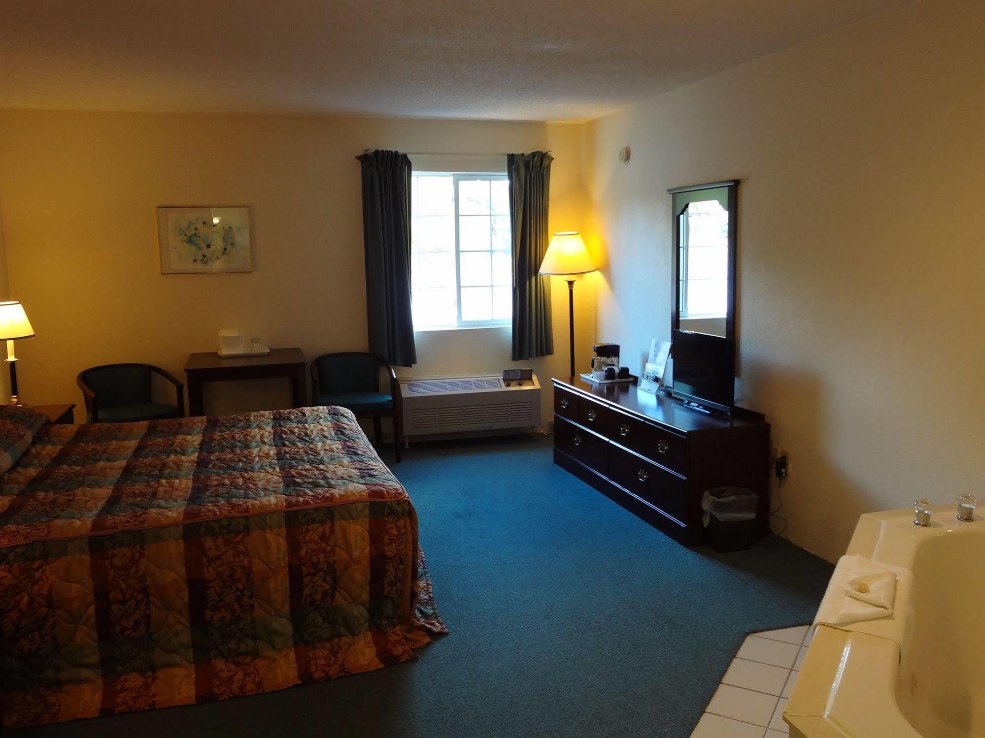 Voyager Inn Saint-Ignace Extérieur photo