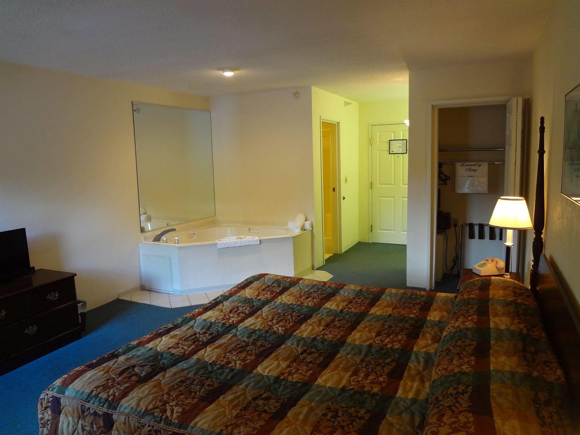 Voyager Inn Saint-Ignace Extérieur photo