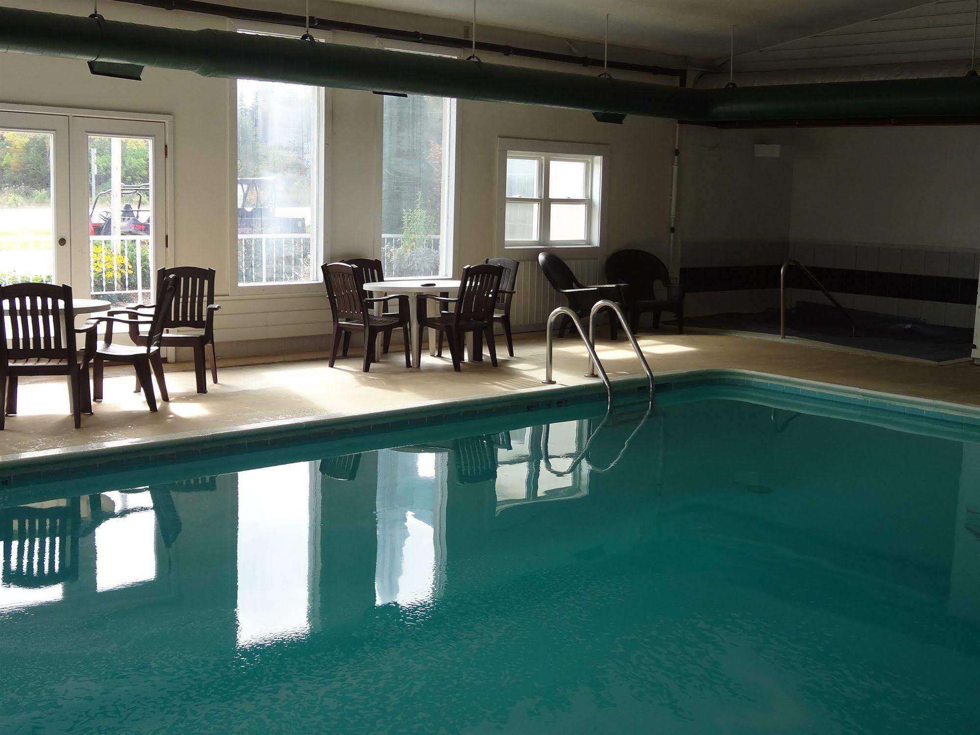 Voyager Inn Saint-Ignace Extérieur photo