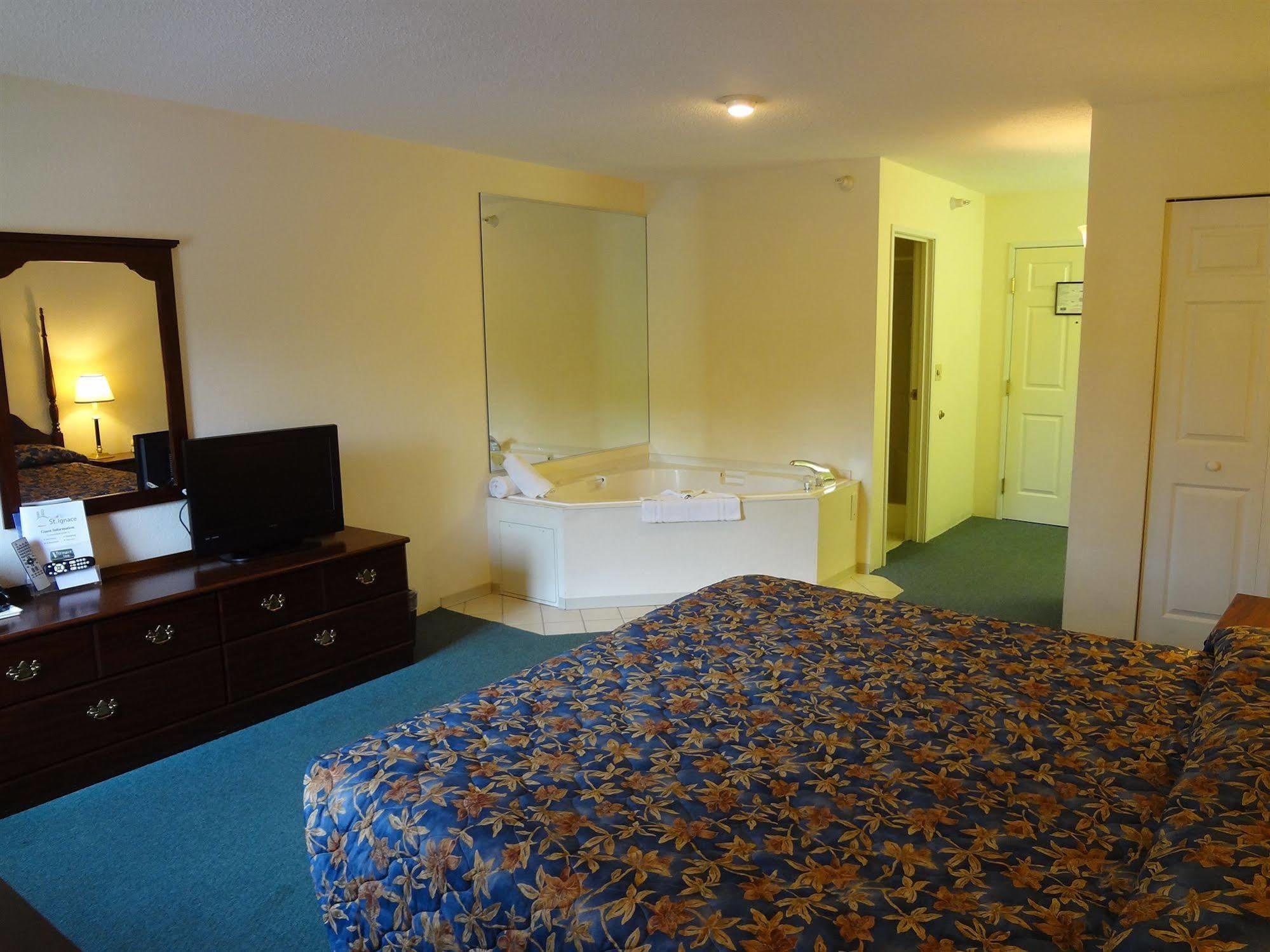 Voyager Inn Saint-Ignace Extérieur photo